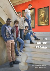 Les jeunes traînent aussi au musée.